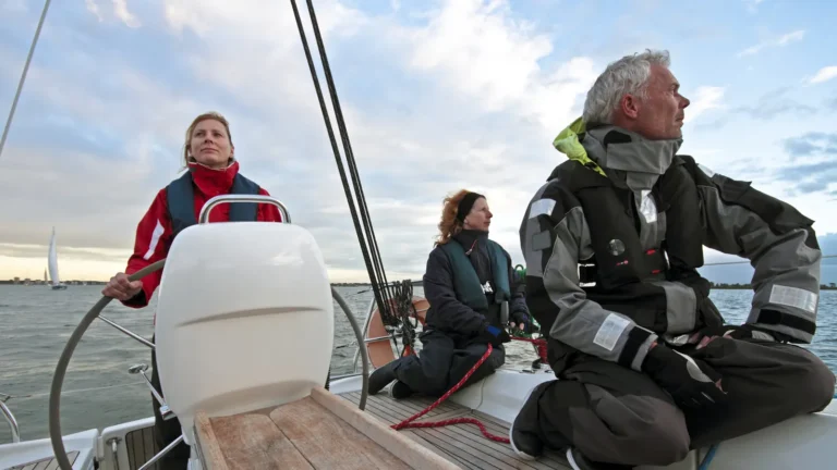 Zeilers in de kuip van een zeiljacht op het IJsselmeer.
